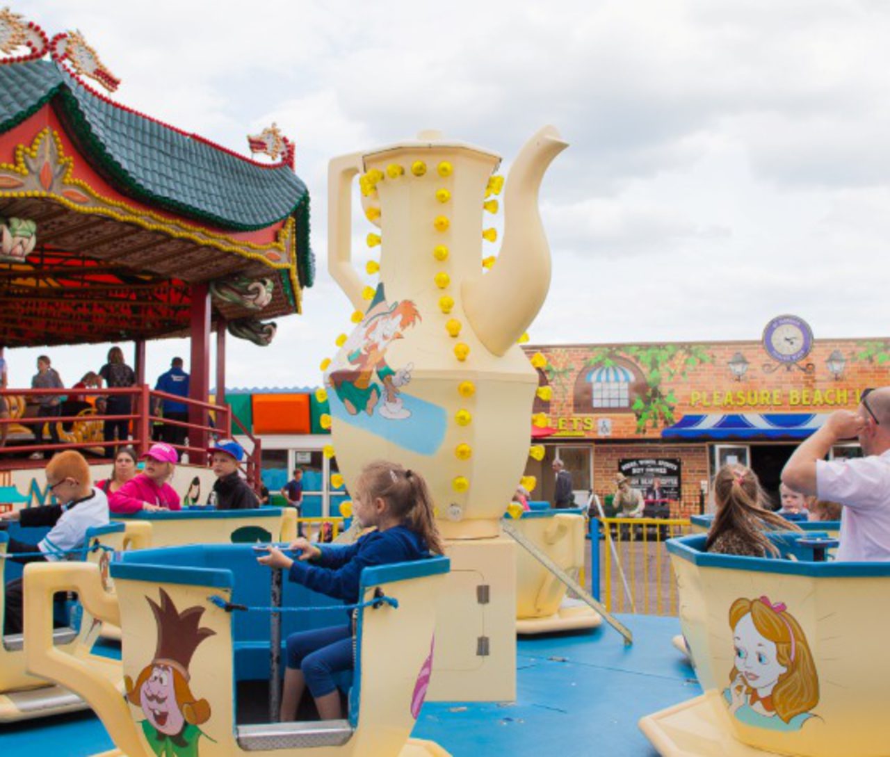 Cups & Saucers Great Yarmouth Pleasure Beach UK Theme Park Spy