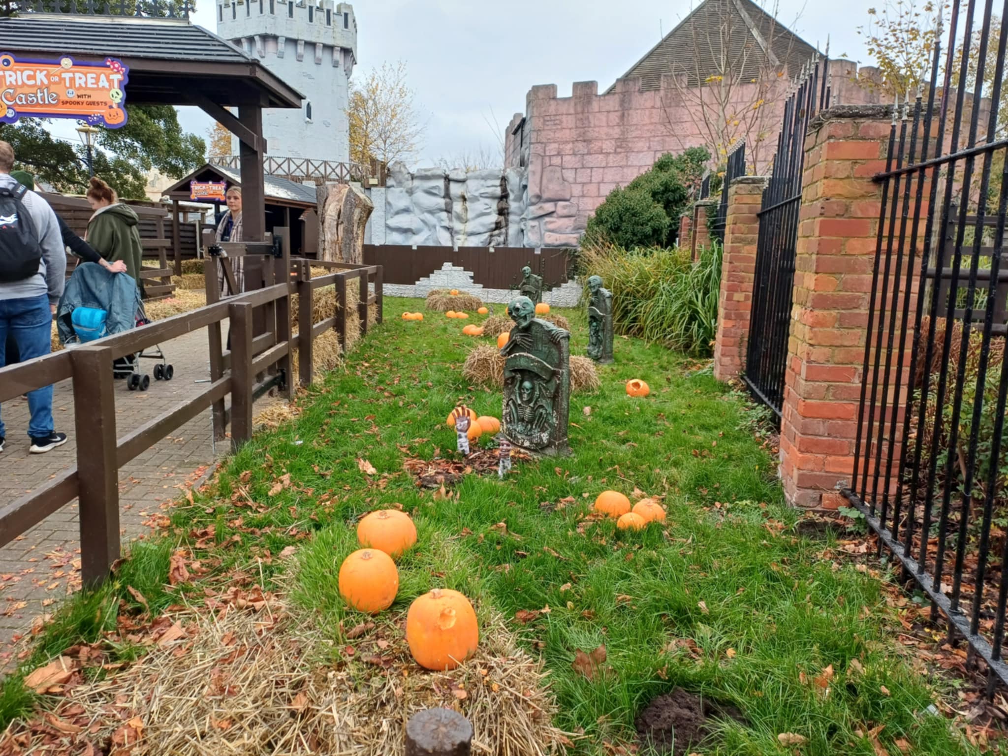 spooktacular-halloween-2024-pictures-from-drayton-manor-event